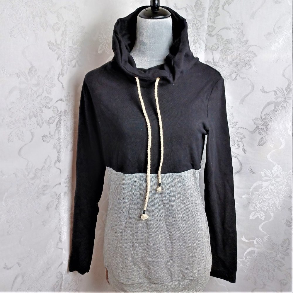 Ampersand High Neck Sweatshirt Size M